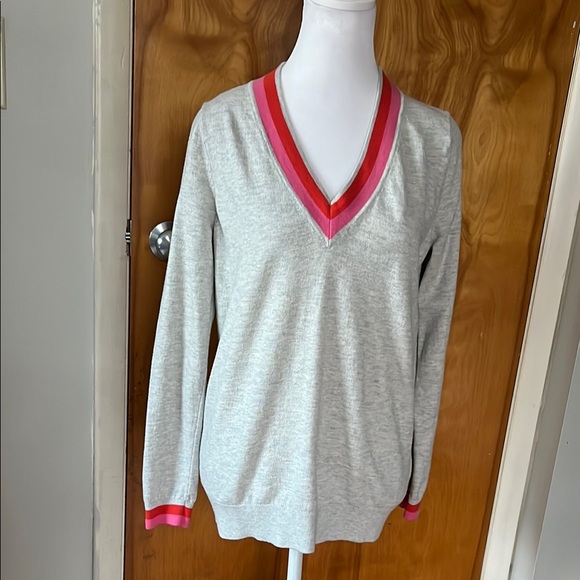 Boden Sweaters - Boden Wool and Cotton Gray V-Neck Sweater with Relaxed Fit Size  Medium